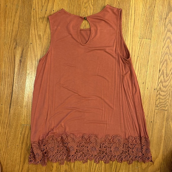 Tank top with lace on bottom. - Picture 5 of 6